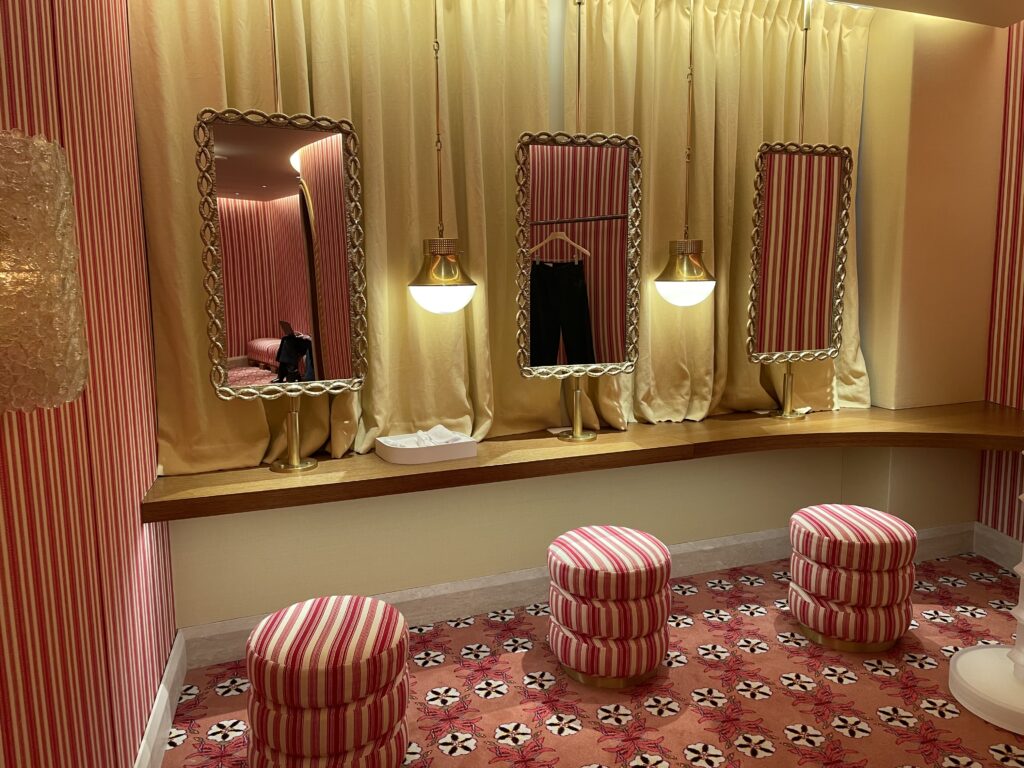 Dressing Room; photo © Manic Metallic