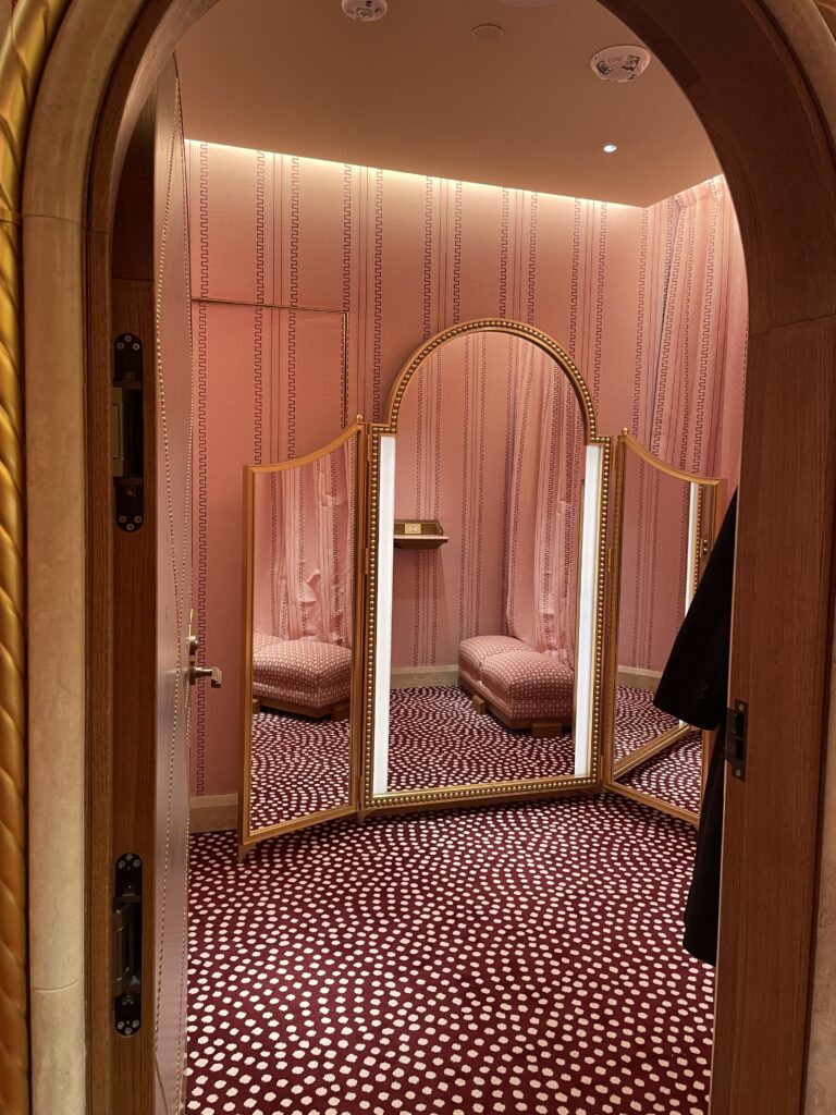 Dressing Room; photo © Manic Metallic